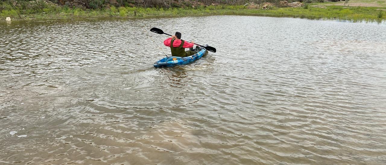 Un vecino rema en las aguas estancadas de la inconclusa costera norte