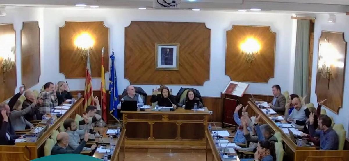 Una votación en el pleno municipal de Oliva del pasado mes de marzo.