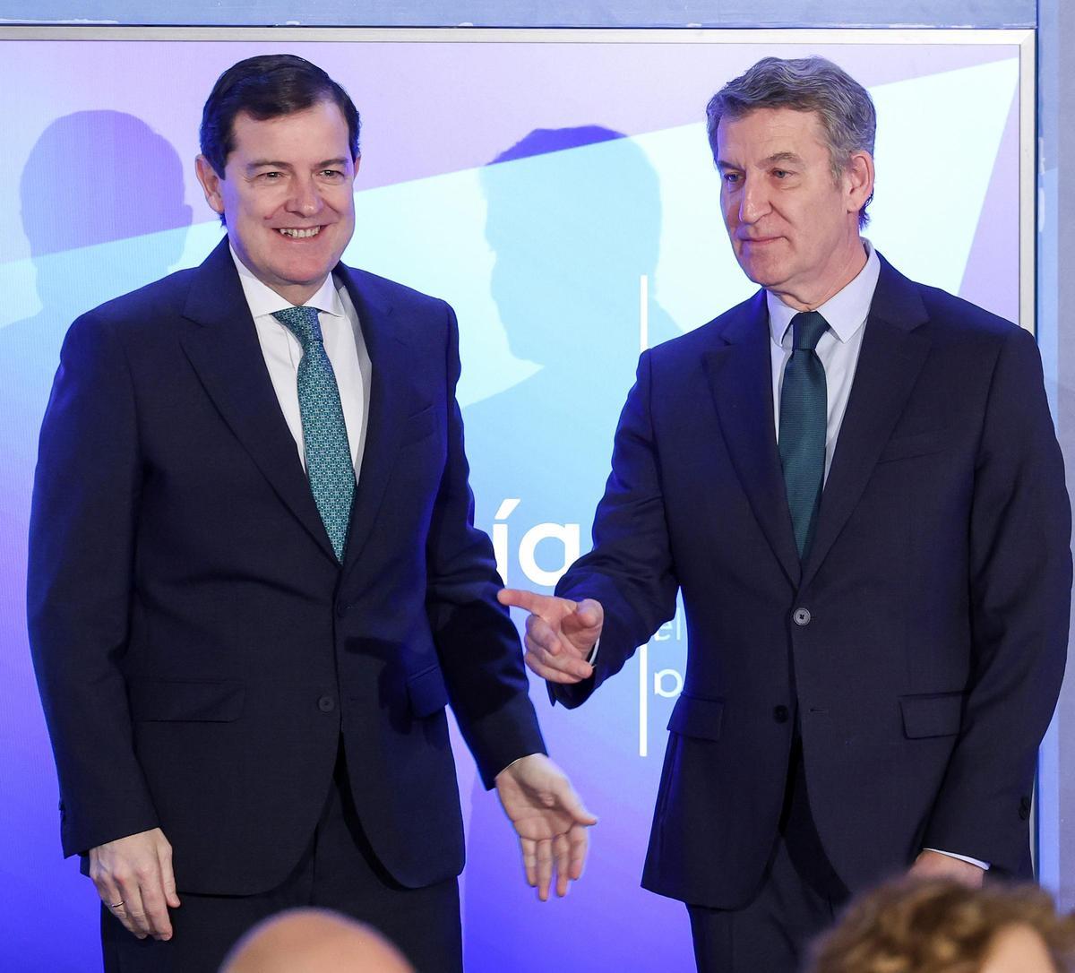 El presidente de la Junta de Castilla y León y candidato del PP para la reelección, Alfonso Fernández Mañueco, y el presidente del PP, Alberto Núñez Feijóo.