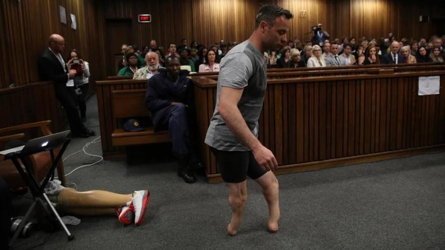 Pistorius camina sobre sus muñores ante el tribunal