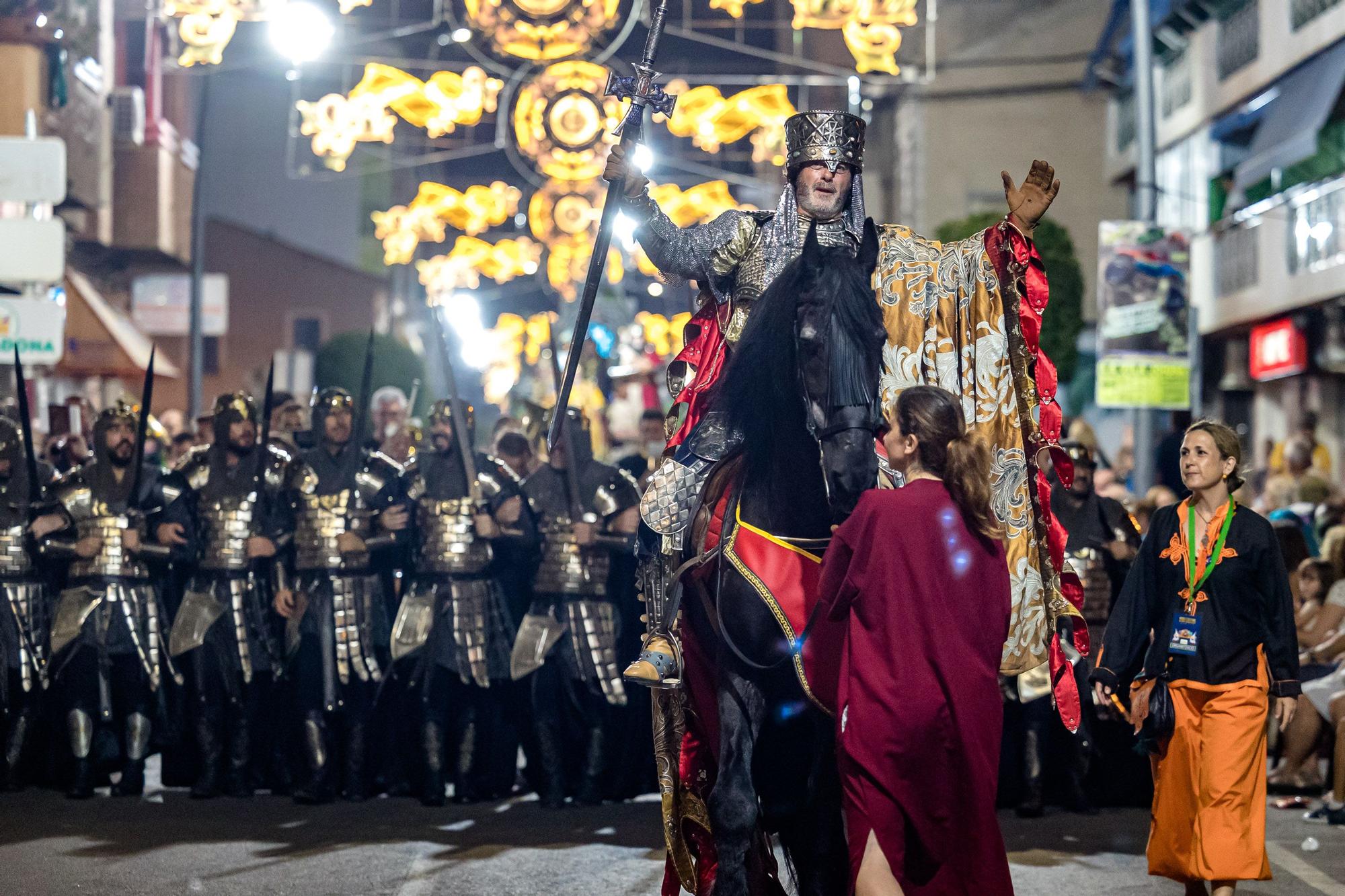 Las once compañías de la cruz recorren las calles ante la atenta mirada del público que volvió a sentir el vibrar de la música | Como en el Desfile moro, el boato lo formaron Reyes que ostentaron el cargo en años anteriore