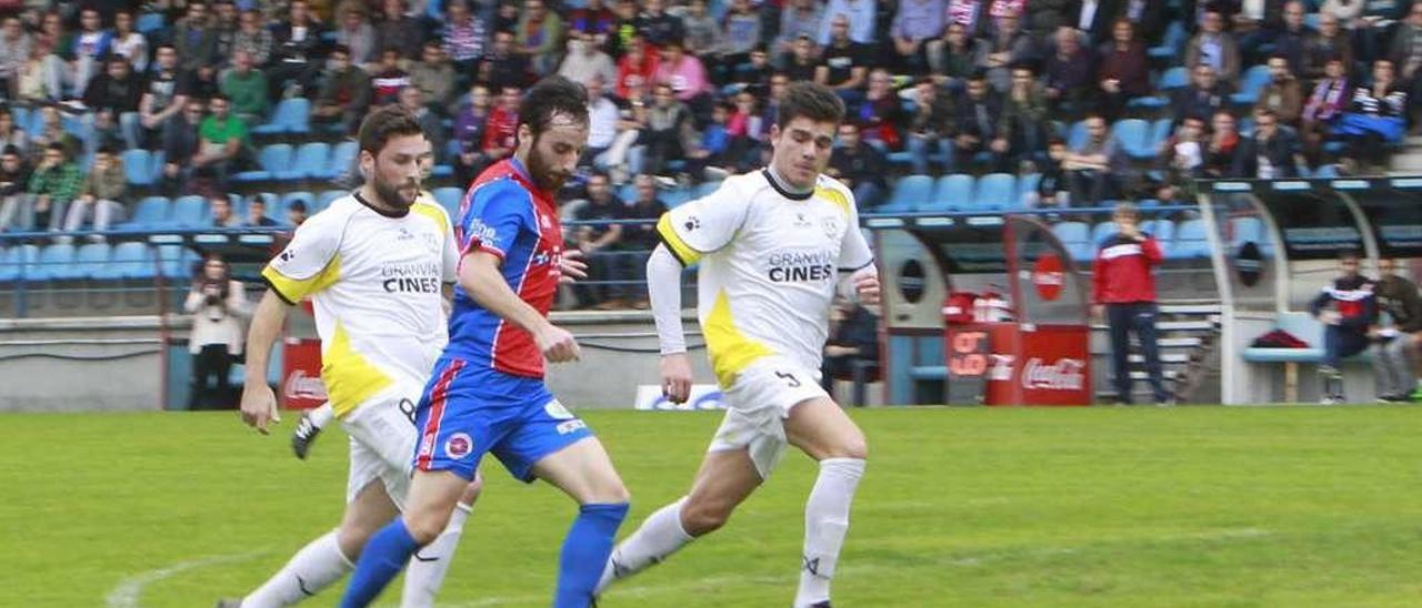 El unionista Fran Martínez conduce el balón en el partido de O Couto contra el Arnoia. // Jesús Regal