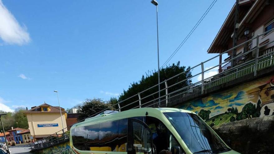 Viajeros realizando el transbordo en Carbayín.