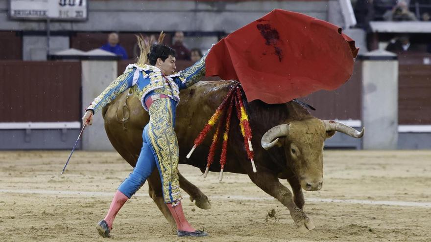 Isaac Fonseca en la lidia de uno de sus astados, en el quinto festejo de la Feria de San Isidro.