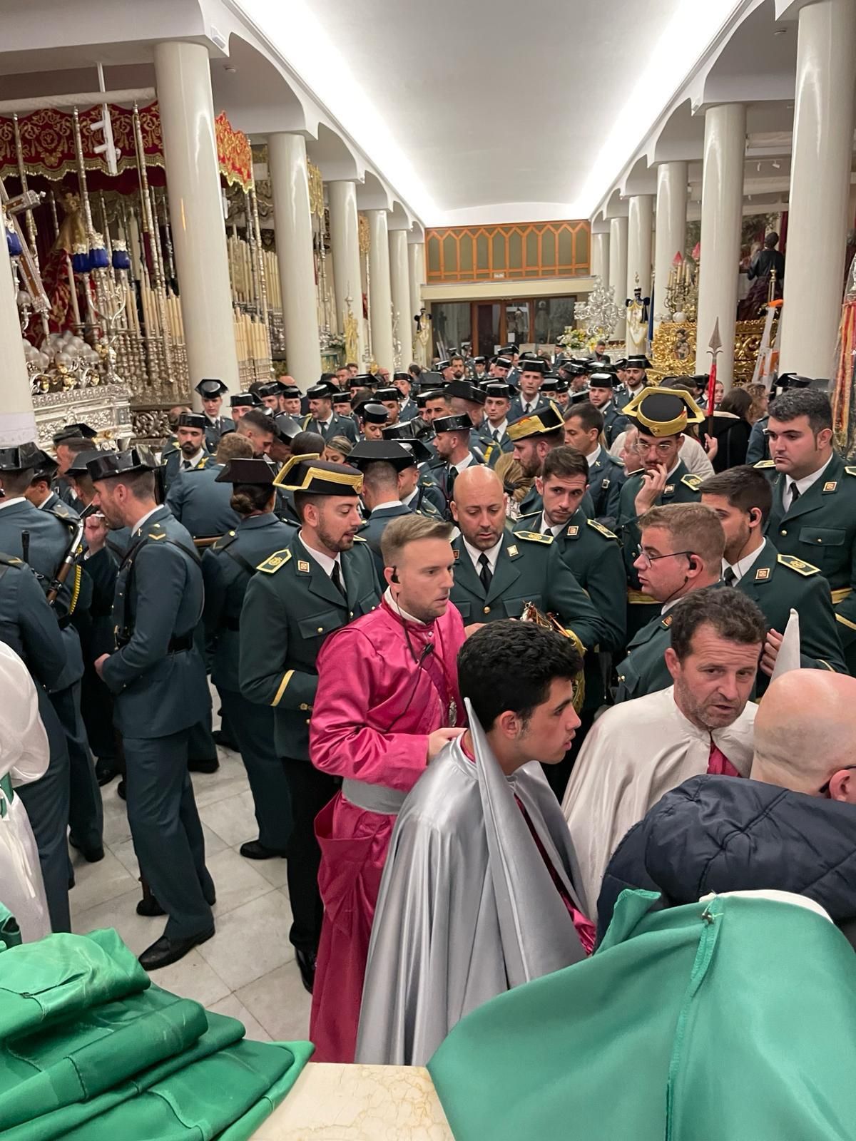 Guardias civiles que iba a participar en la procesión del Prendimiento, en el interior del Museo de Semana Santa de Orihuela, tras suspenderse el desfile.