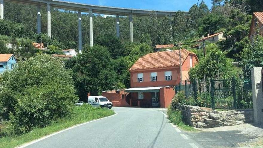 Una de las peligrosas curvas del vial San Benito-LIñares. // S.A.