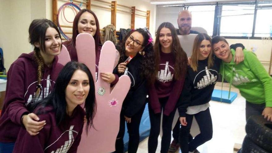 Los alumnos de los módulos, tras ofrecer un taller en un centro escolar.