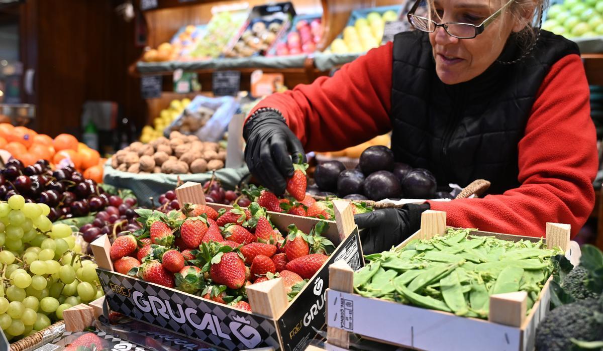 Un puesto de fruta en un mercado de Barcelona.