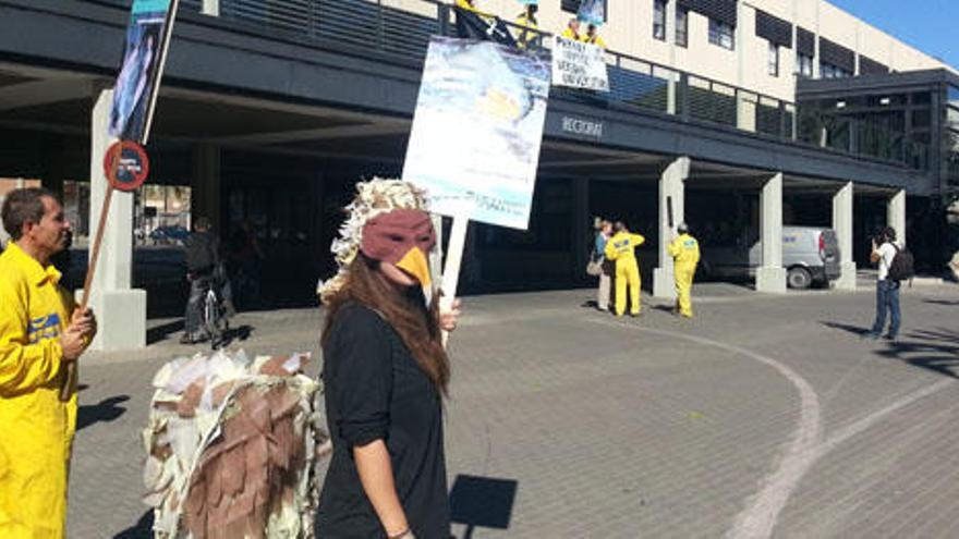 Miembros de Acció Ecologista-Agró trasladan su protesta contra el parany a la UPV.