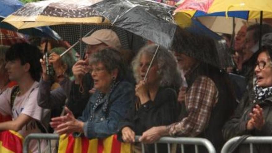 Alguns dels ciutadans que han acudit a donar suport a Joana Ortega a les portes del TSJC.