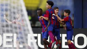 Los jugadores del Sub-12 A del Barça celebran un gol en el Estadio de La Cerámica