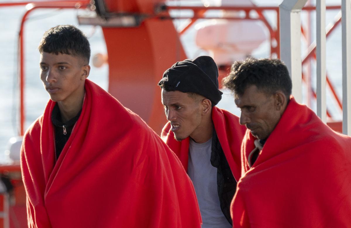 Salvamento Marítimo traslada a Arrecife, en Lanzarote, a los 37 migrantes de una neumática a la deriva (14/7/2026)