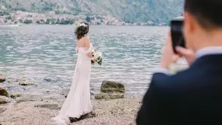 Fotos de boda pasadas por agua: una ola tira a una novia al mar en A Guarda en plena sesión fotográfica