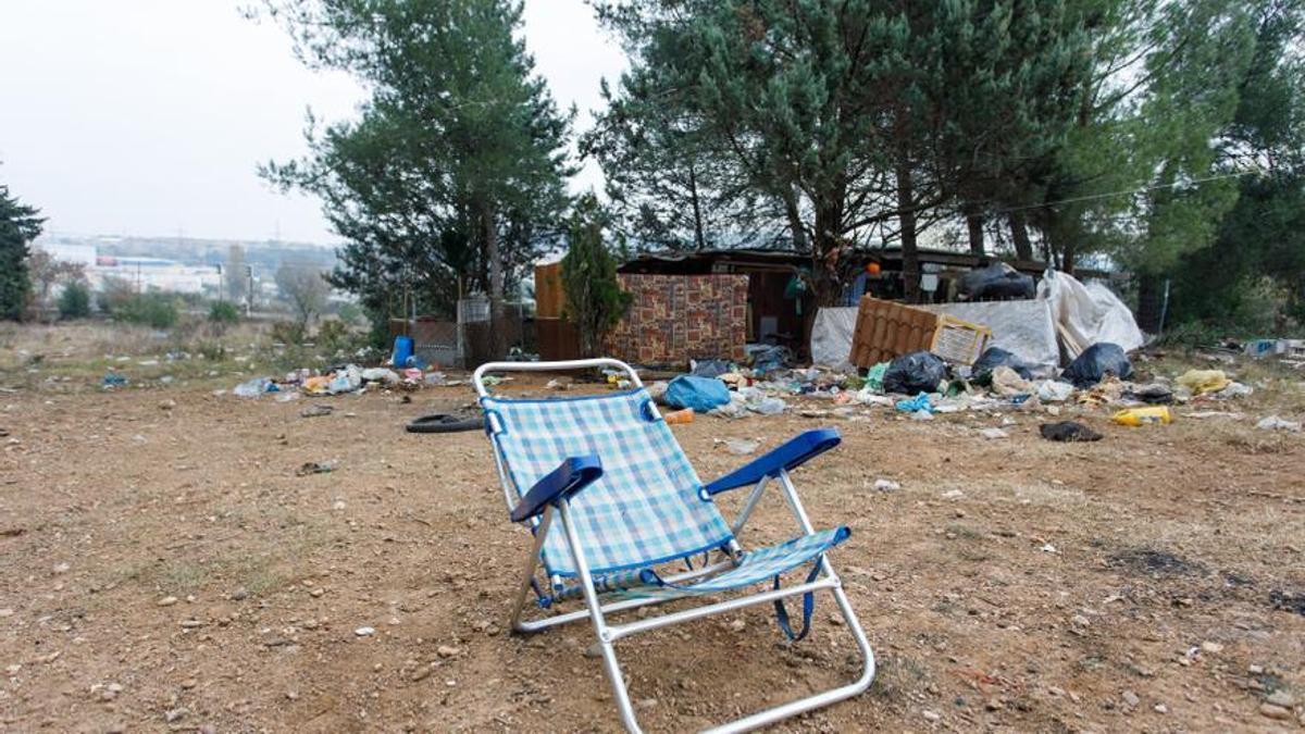 Una silla de cámping y un montón de residuos presiden la cabaña donde el pasado martes una mujer fue liberada en Terrassa.