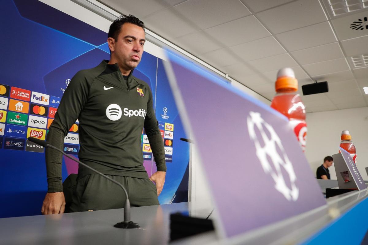 Xavi se sienta en la sala de prensa del estadio.