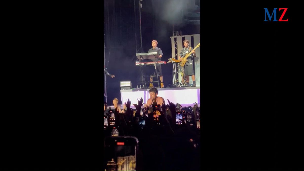 Hip-Hop-Star Trueno springt bei seinem Konzert in Magaluf in die jubelnde Menge