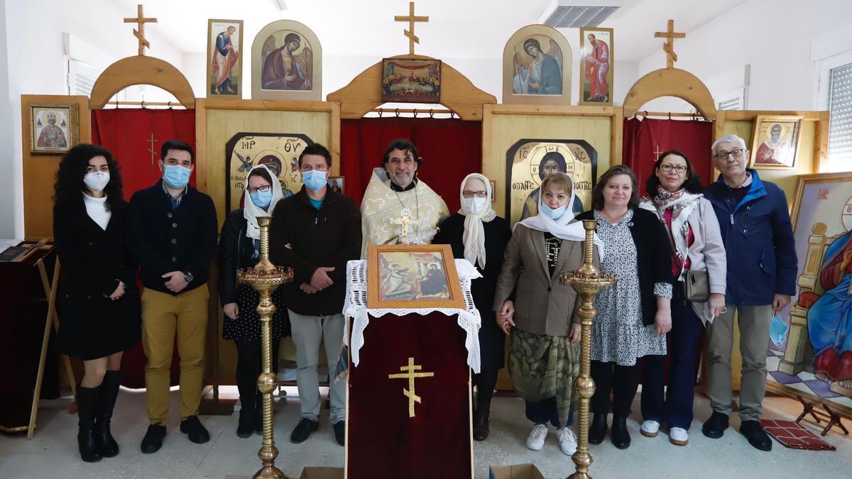 El sacerdote ortodoxo ruso en Córdoba Alexander Dolgow con algunos de sus fieles.