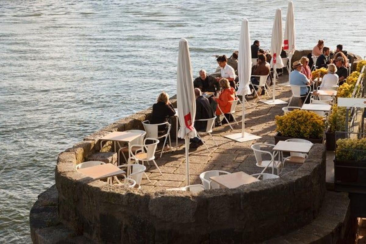 Terraza a orillas del Duero en Oporto.