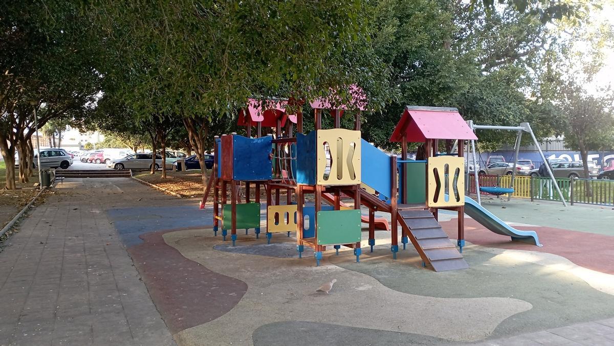 Parque infantil en la zona verde de la calle Agustín Martín Carrión.