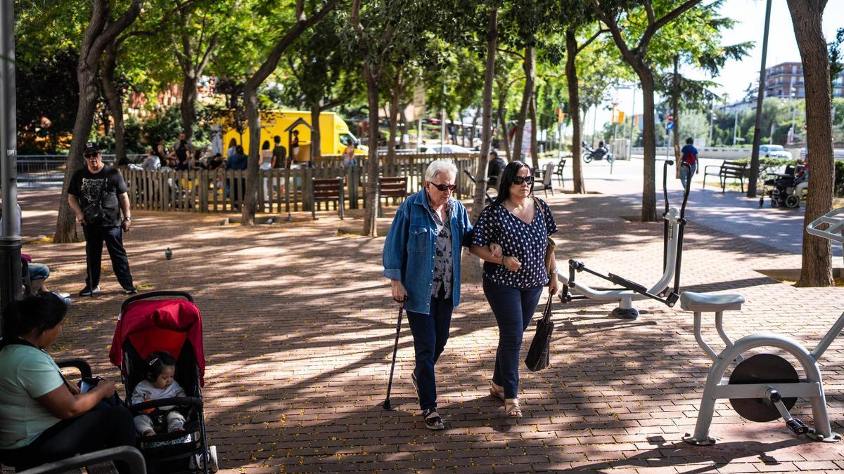Familias en la plaza de la Vall d'Hebron, en el barrio de la Teixonera de Barcelona