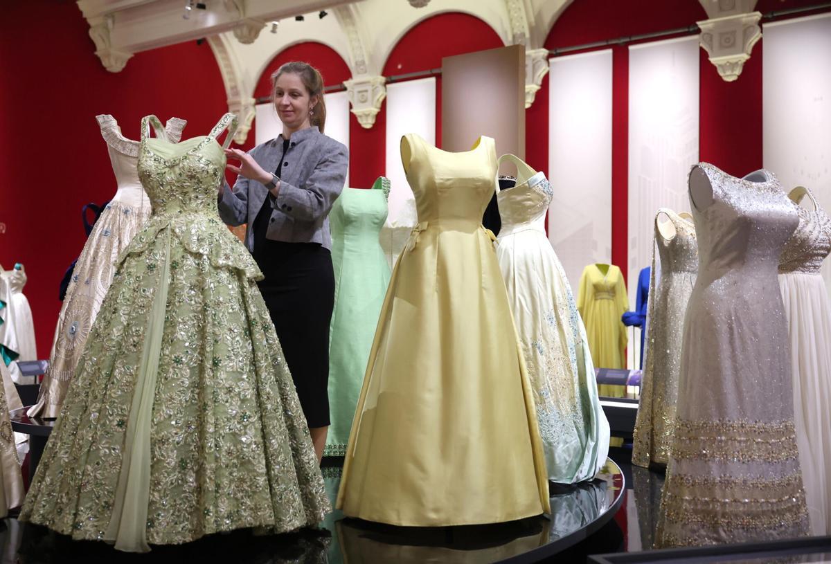 Vestidos de todos lo colores que llevó Isabel II.