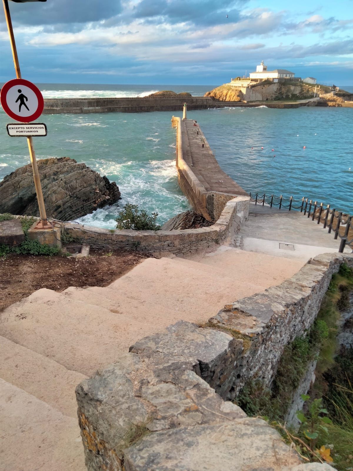 Así ha quedado el nuevo acceso al muelle de El Rocín, en Tapia