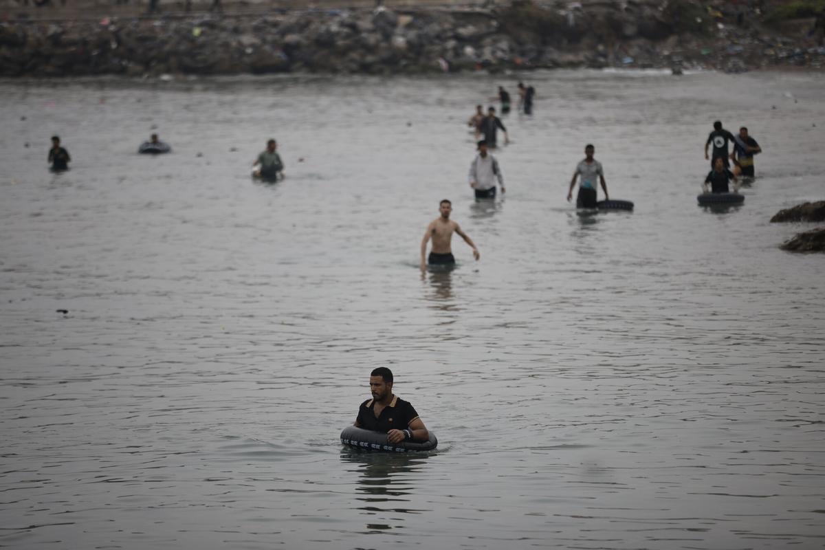 Varios migrantes intentan cruzar a nado la frontera, a 31 de julio de 2026, en Ceuta (España). La ciudad autónoma de Ceuta ha amanecido con numerosas personas que seguían entrando desde Marruecos a primera hora de esta mañana después de una madrugada en la que la afluencia por la zona fronteriza no ha cesado. Miles de inmigrantes han accedido desde hoy a la ciudad autónoma a nado y también a pie bordeando el espigón que separa de Marruecos la ciudad autónoma. Fuentes policiales precisan que son más de 20.000 las personas que habrían entrado a España. 31 JULIO 2026 Jesús Torres / Europa Press 31/07/2026. Jesús Torres