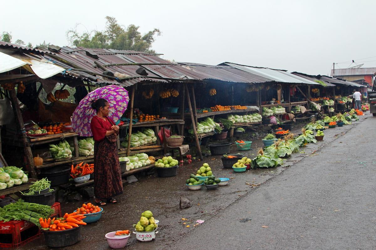 Mercado cerca de Bajawa, Indonesia.