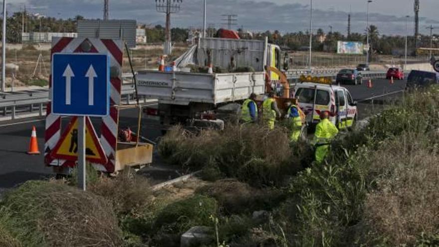 Operarios de Mantenimiento de Carreteras, ayer desbrozando un lateral de la vía.