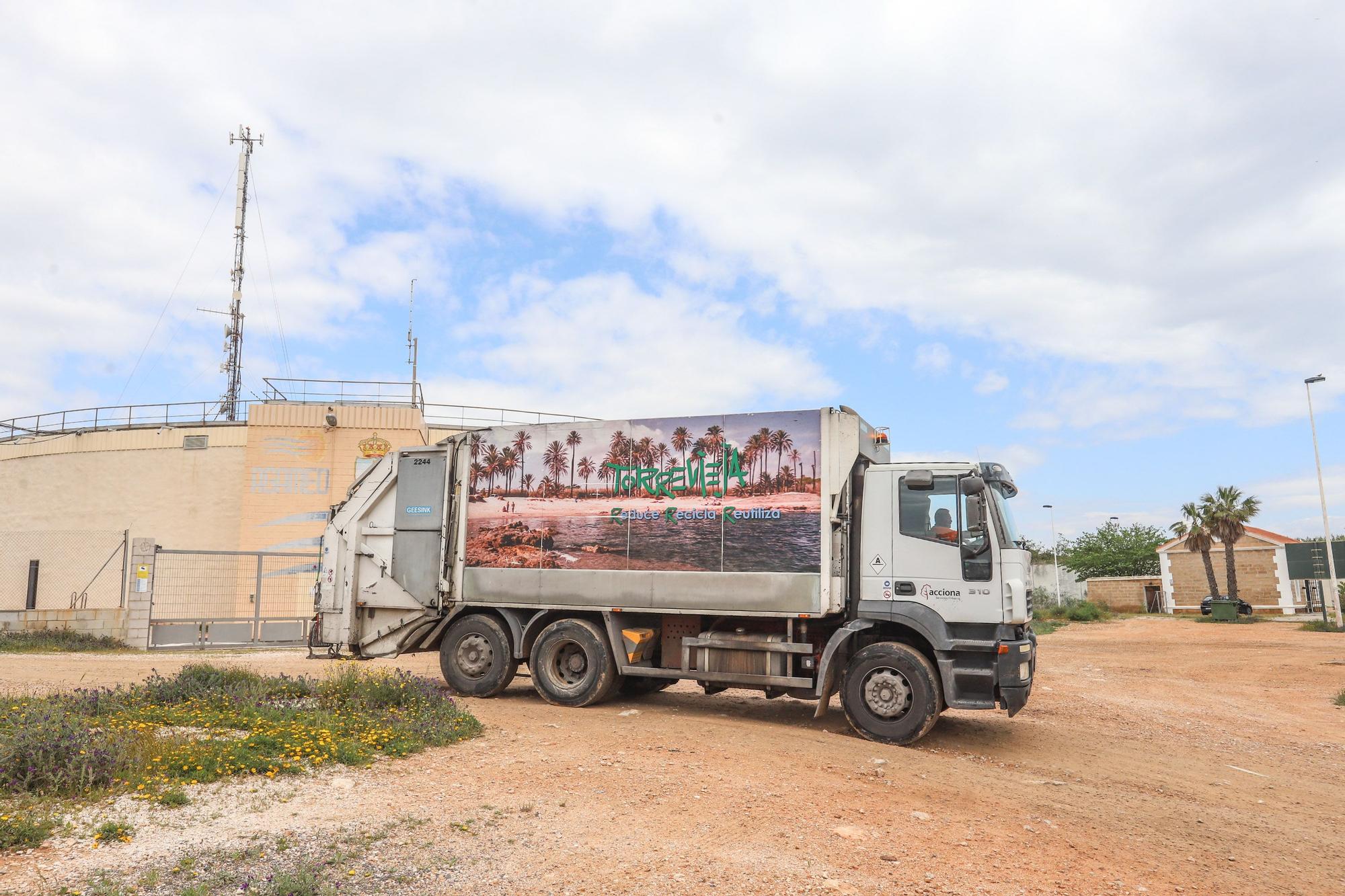 Torrevieja usa el parque abandonado del Alto de la Casilla como vertedero de toneladas de podas y algas