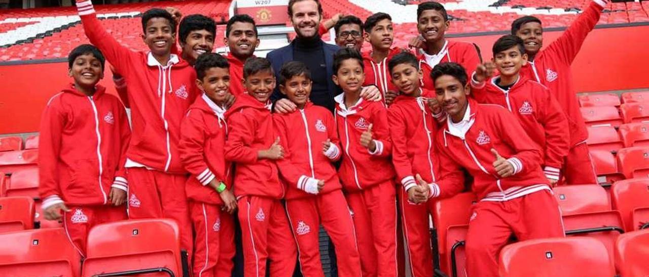 Juan Mata, en Old Trafford rodeado de niños de Mumbai (India).