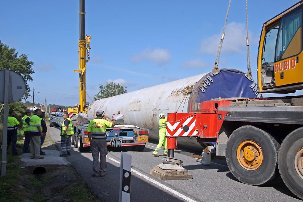 Cortan durante horas la N-541 para retirar el pilar del eólico que cayó por la pendiente lateral. Fue necesario utilizar dos grúas de gran tonelaje para poder levantar la pesada columna y depositarla