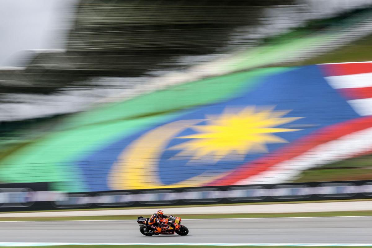SEPANG (Malaysia), 24/10/2025.- Spanish MotoGP rider Pol Espargaro of Red Bull KTM Tech3 in action during practice sessions of the Malaysia Motorcycling Grand Prix in in Sepang, Malaysia, 24 October 2025. The 2025 Motorcycling Grand Prix of Malaysia is held at the Sepang International Circuit on 26 October. (Motociclismo, Malasia) EFE/EPA/FAZRY ISMAIL. gp malasia 2025. circuito sepang