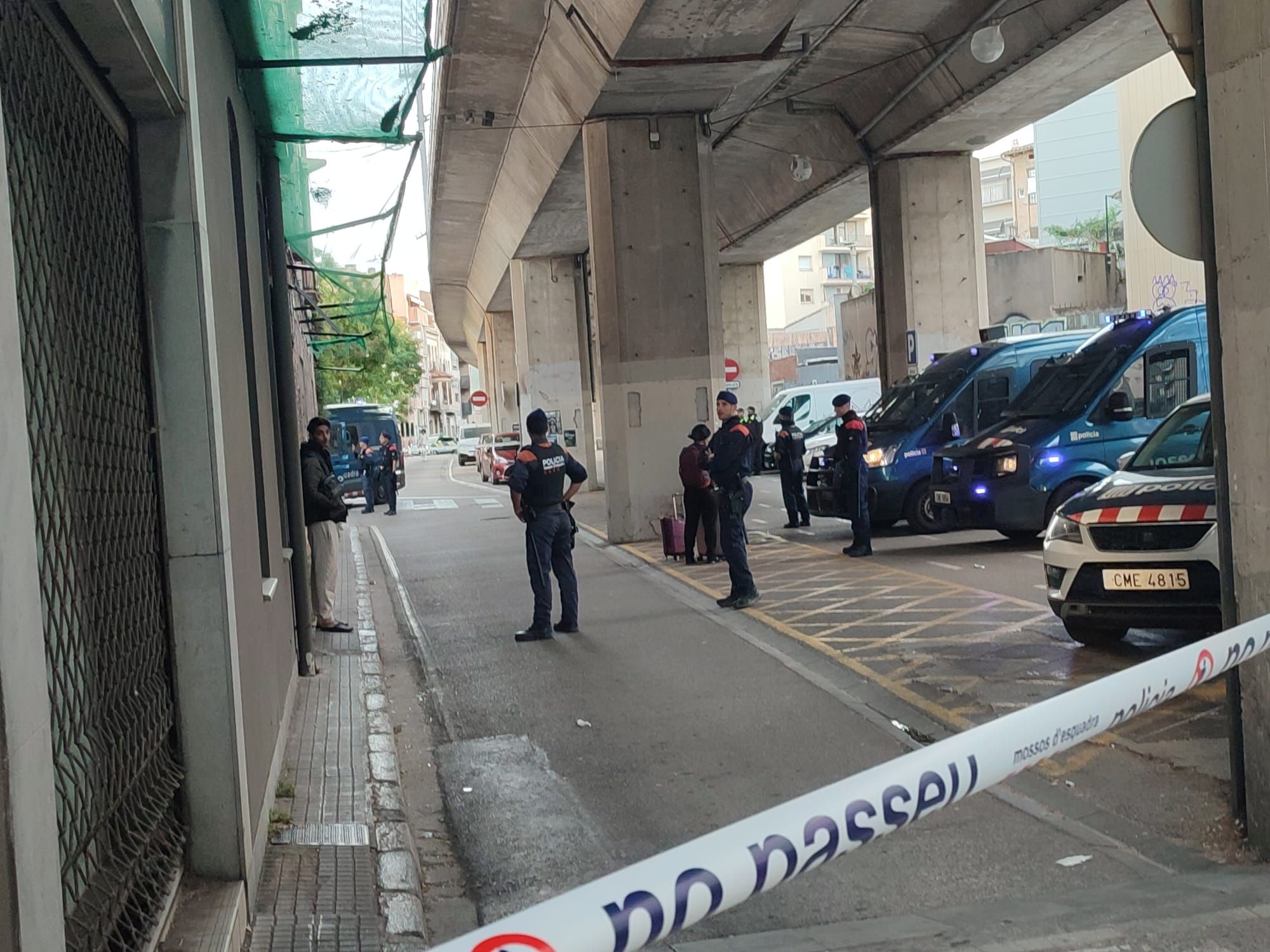 Les imatges del desallotjament de l'edifici ocupat del carrer Tomàs Mieres de Girona