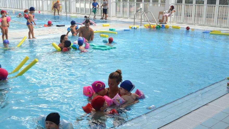 Los niños de las &#039;escoletes&#039;, en la piscina &#039;gabellina&#039;