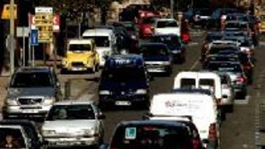 Por las calles circulan 1.316coches más que hace un año