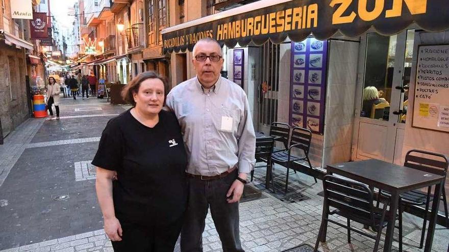 Ana Fernández y José Vallejo, delante de la hamburguesería Zun en la calle Franja.