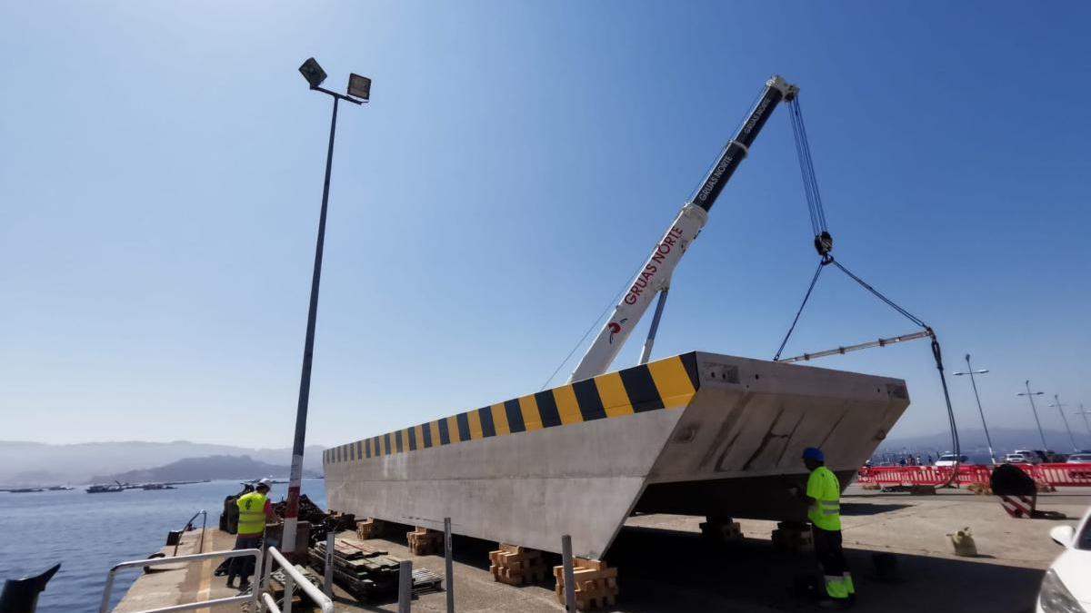 Uno de los bloques de hormigón del dique flotante de A Mosqueira, en Moaña.//Santos Álvarez