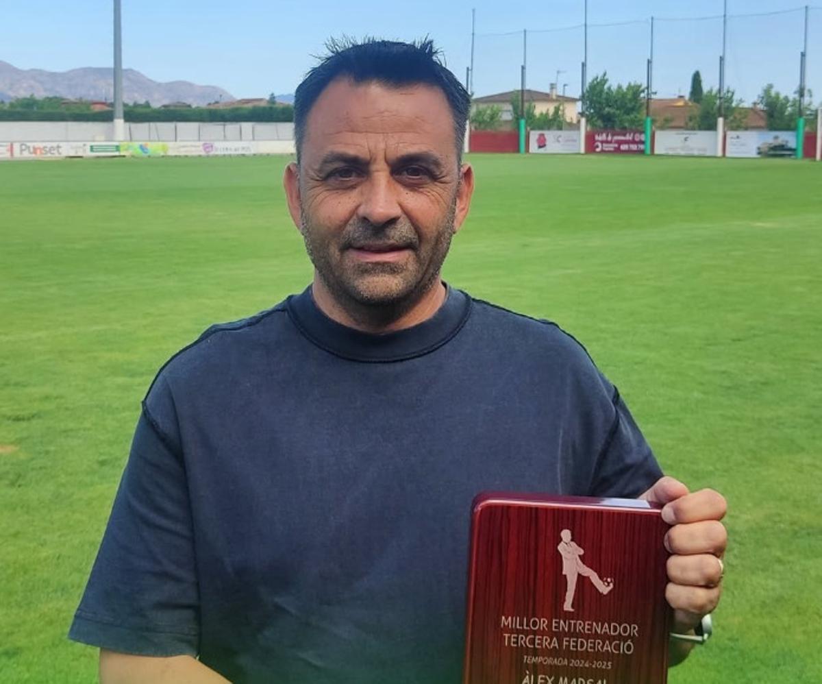 Àlex Marçal, amb el guardó a millor entrenador de Tercera RFEF