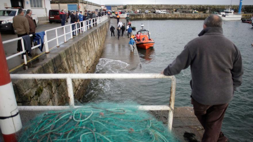 Un hombre muere en el puerto de Laxe al caer con su coche al mar