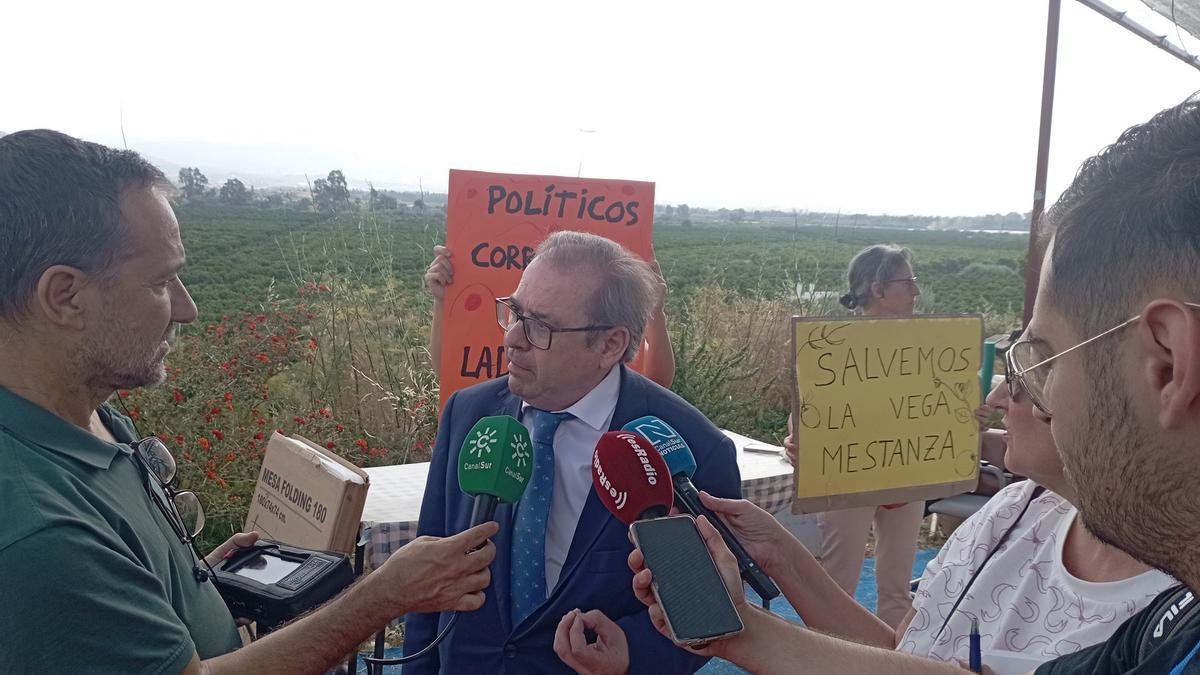 El abogado de los vecinos, Marcelino Abraira, este miércoles, mientras atendía a los medios en la Vega de Mestanza.