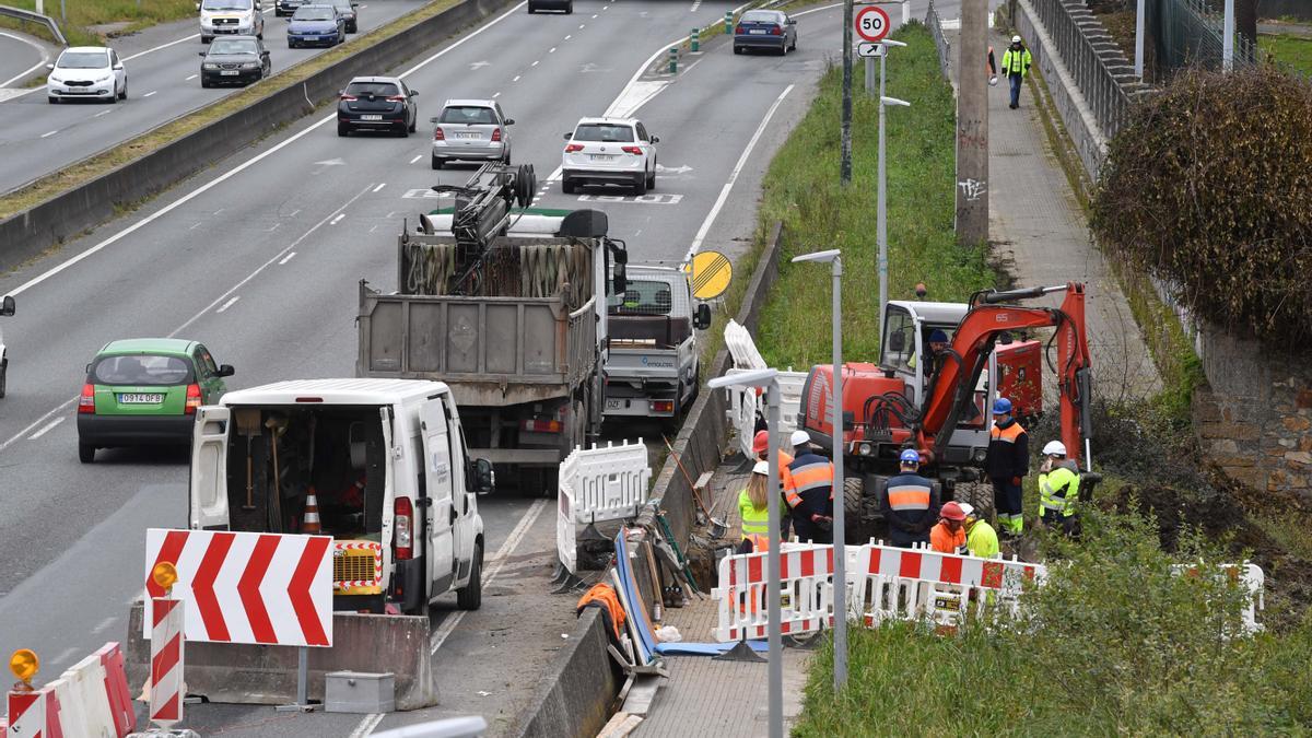 Emalcsa repara una fuga de agua en una tubería principal de la red de suministro en A Coruña