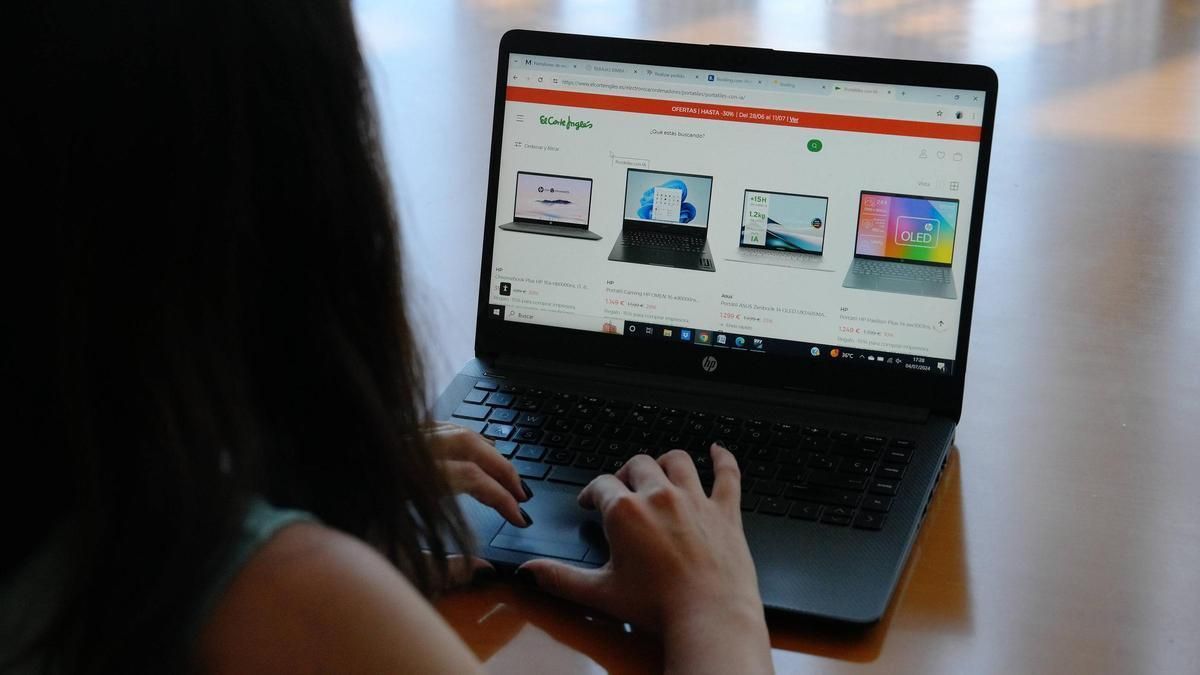 Una usuaria se dispone a comprar un ordenador a través de internet