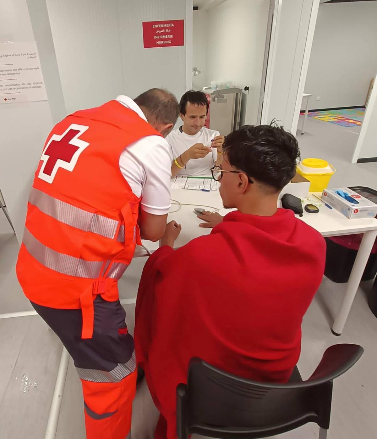 Cruz Roja atiende en Alicante a una de las personas llegadas en patera.