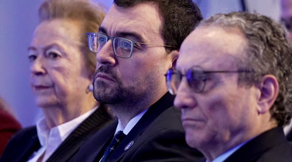 Arantza Sarasola, vicepresidenta de Prensa Ibérica; Adrián Barbón, presidente del Principado de Asturias, y Javier Moll, presidente de Prensa Ibérica