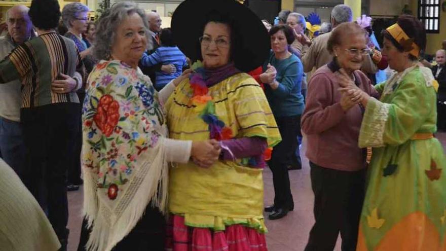 Varias parejas bailando pasodobles, ayer por la tarde en el Hogar del Jubilado.