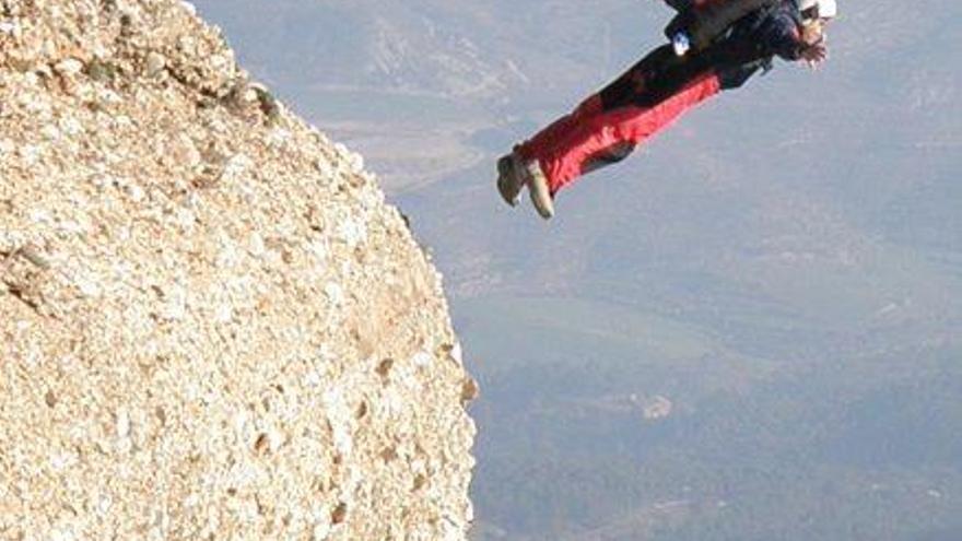 Un practicant de salt base llançant-se al massís de Montserrat