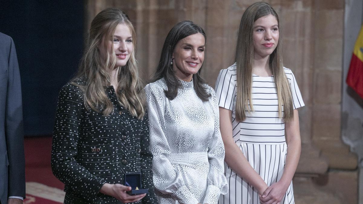 La reina Letizia, Leonor y Sofía deslumbran con 'looks' combinados en los actos previos a Premios Princesa de Asturias