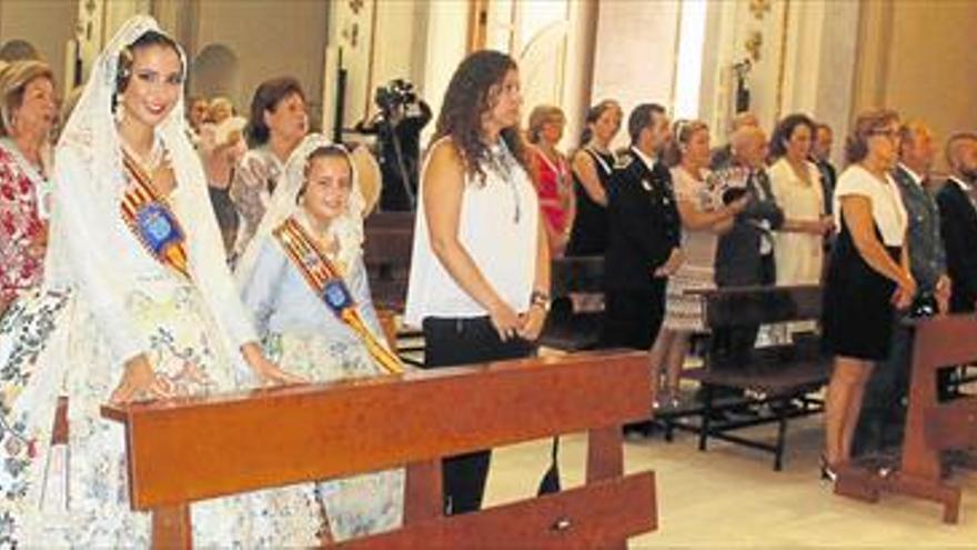 Miles de fieles rinden pleitesía a la patrona en su día grande con una lluvia de pétalos