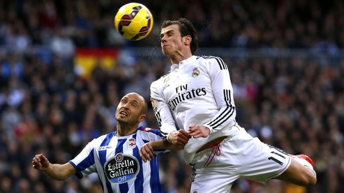 Gareth Bale disputa el balón de cabeza durante el partido contra el Deportivo